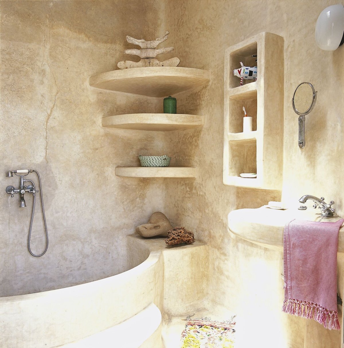 Полки из камня в ванную