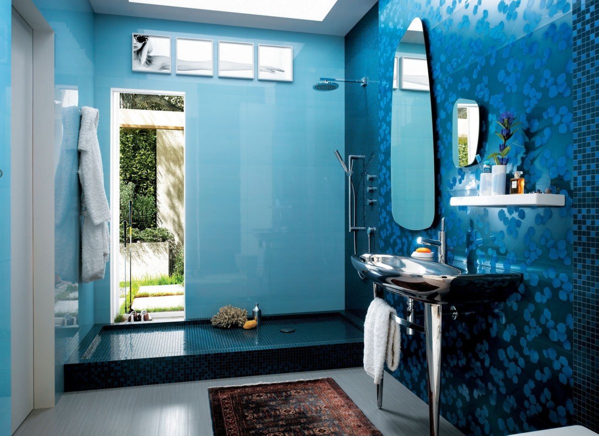 Темно синяя плитка в ванной