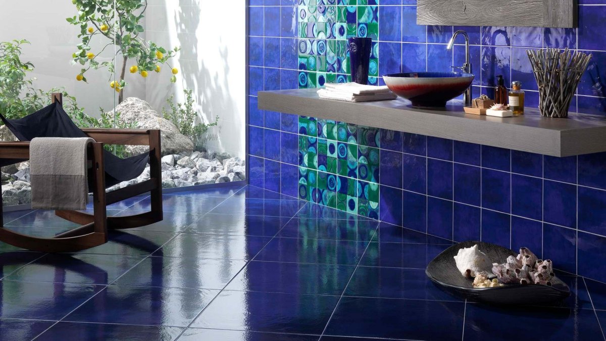 Темно синяя ванная комната