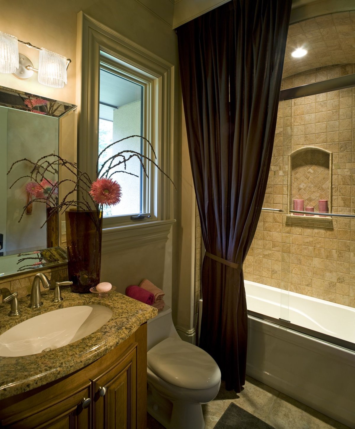 Узкая ванная с окном