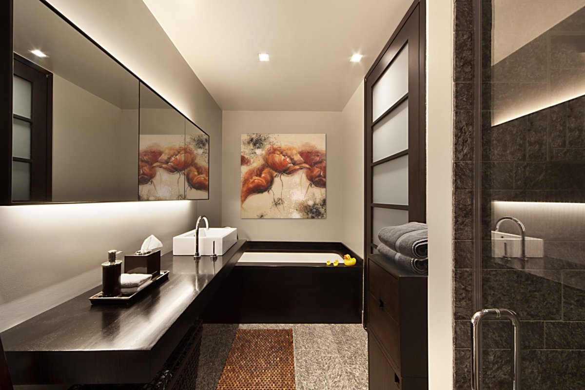 Современная маленькая ванная комната