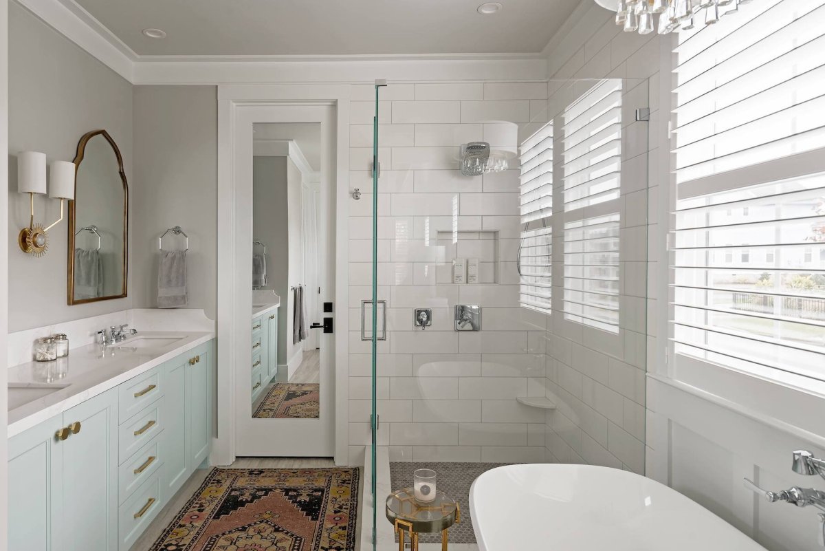 Плитки в удлинной ванной комнате