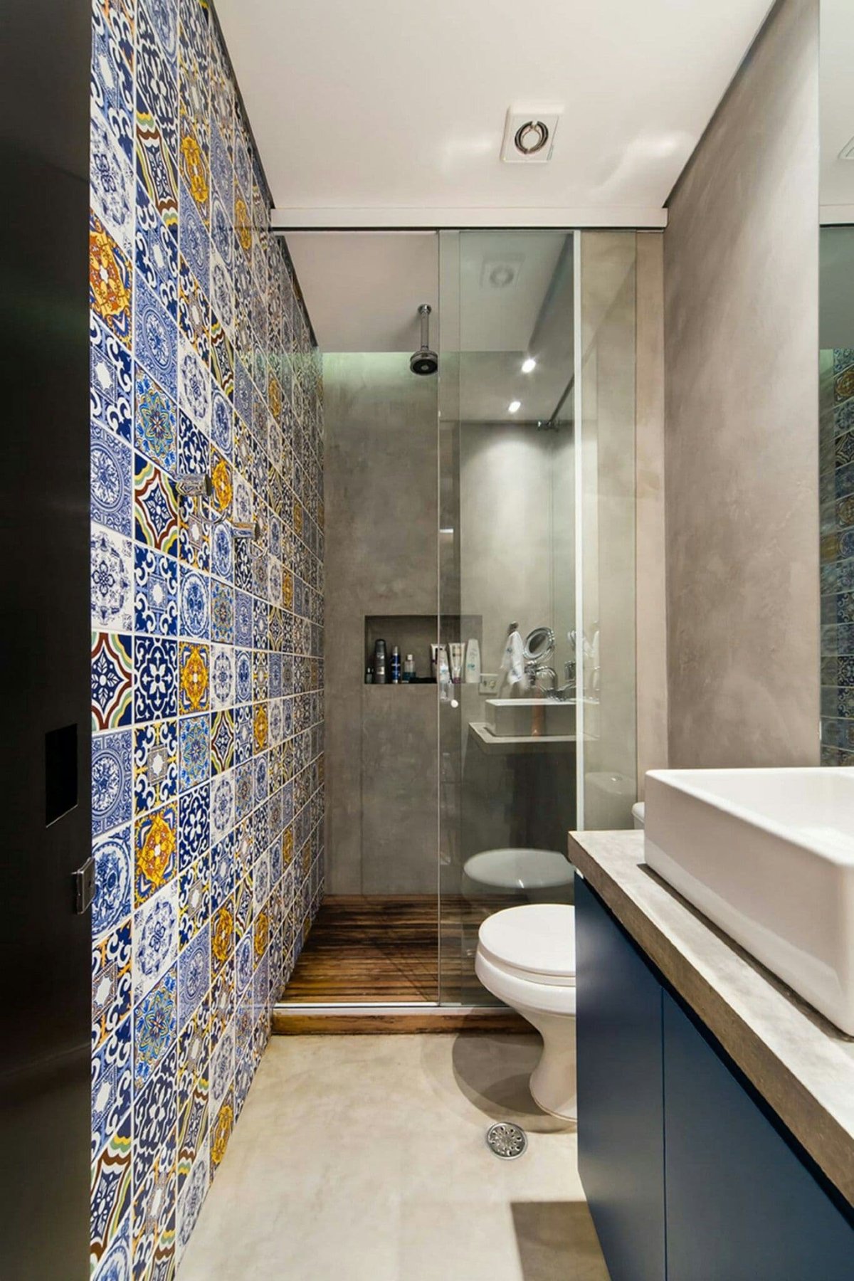 Стильный санузел с душевой с мозаикой