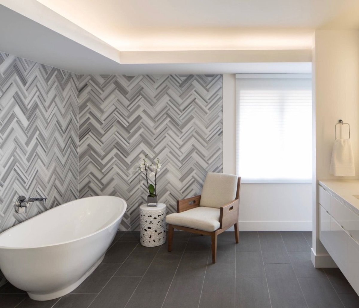 Плитка елочкой на полу в интерьере ванной