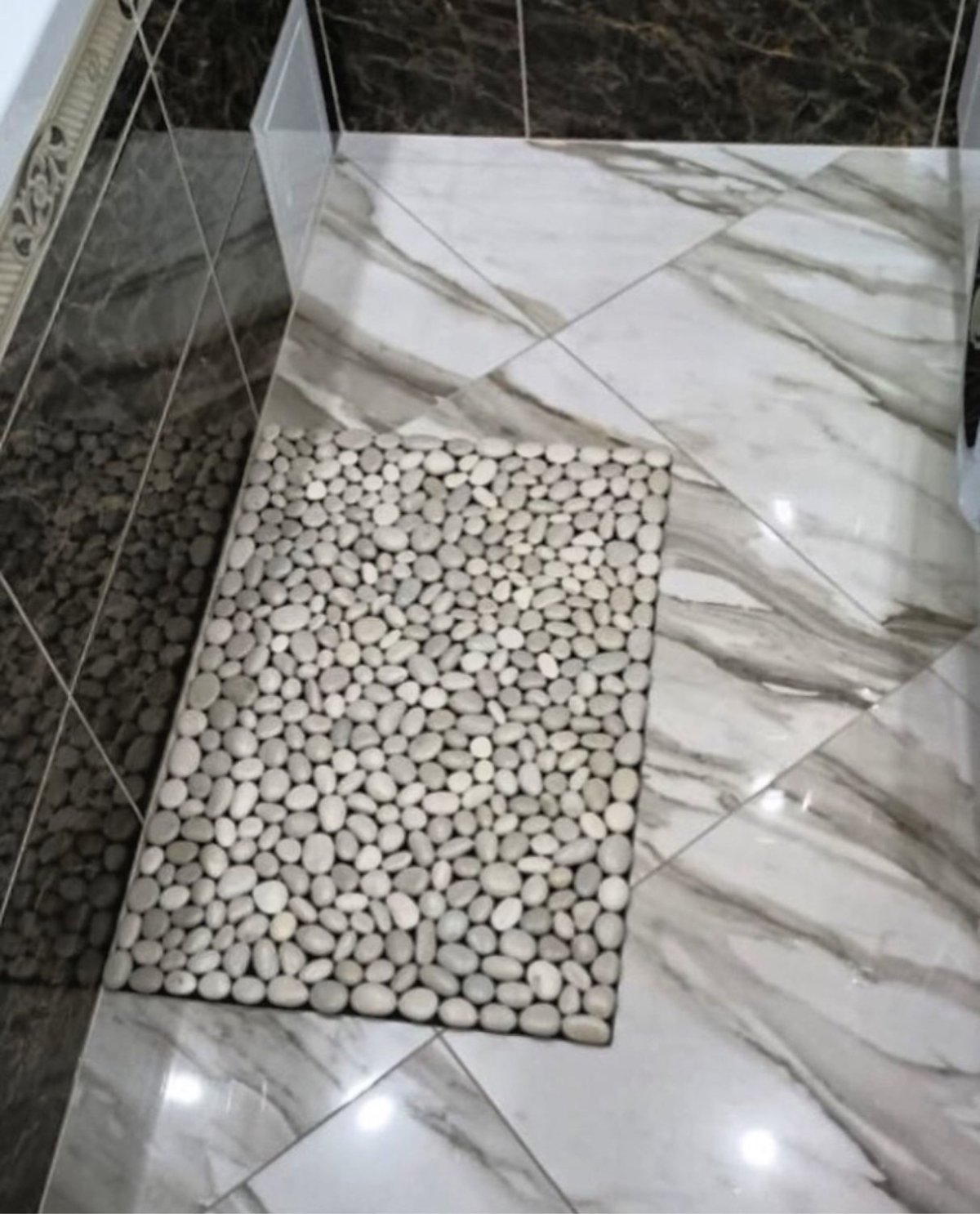 Мозаика галька в душевой