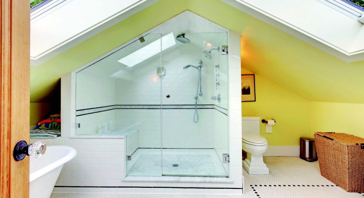 Душевая под скатом крыши