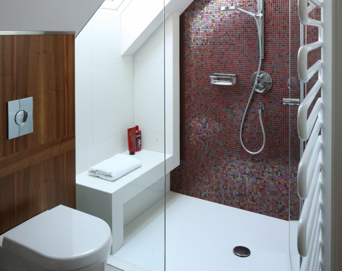 Душевая на мансардном этаже