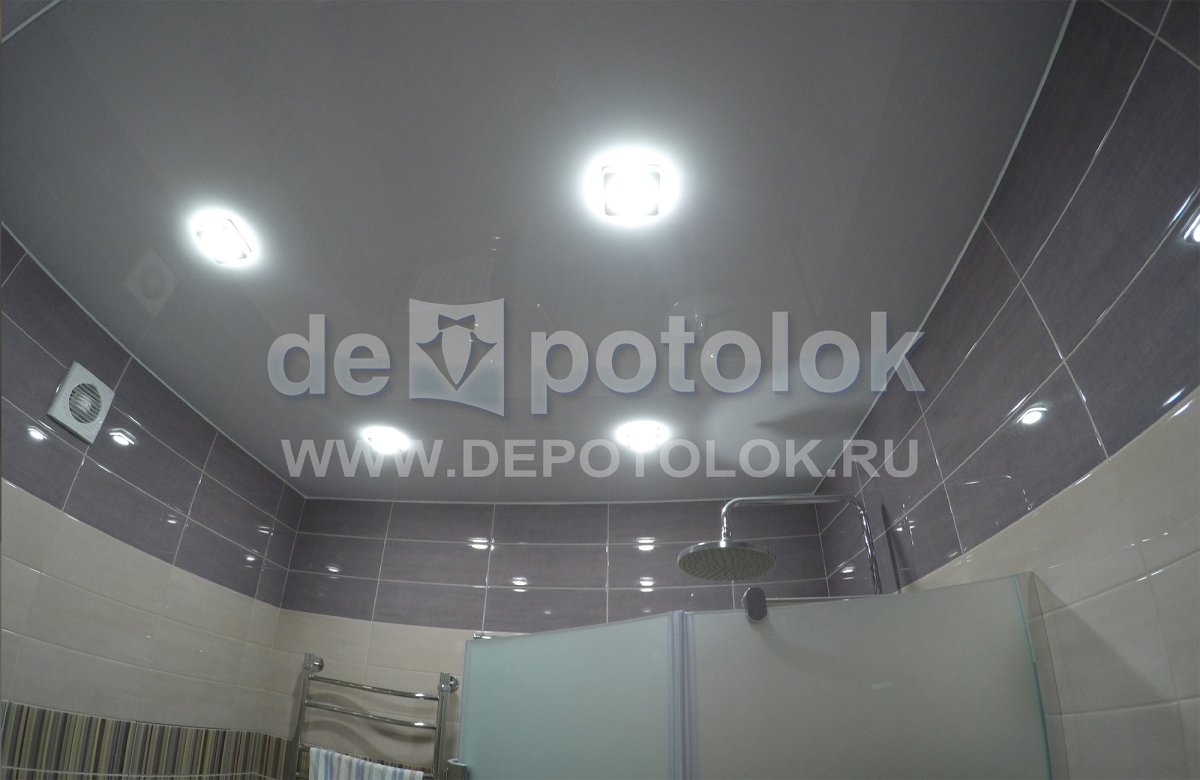 Серый глянцевый потолок в ванной