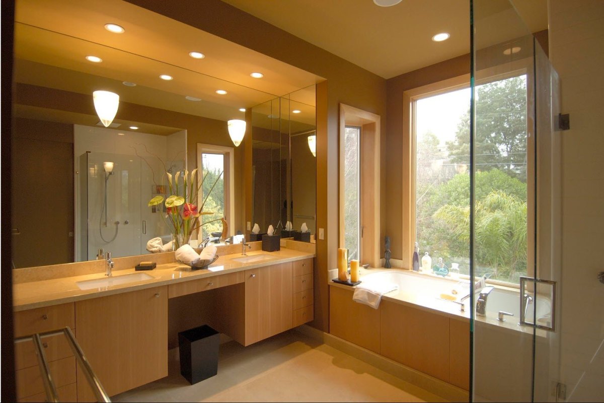 Освещение в ванной с окном