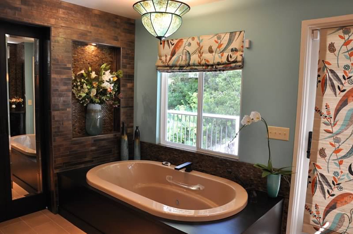 Люстра в ванной комнате в интерьере