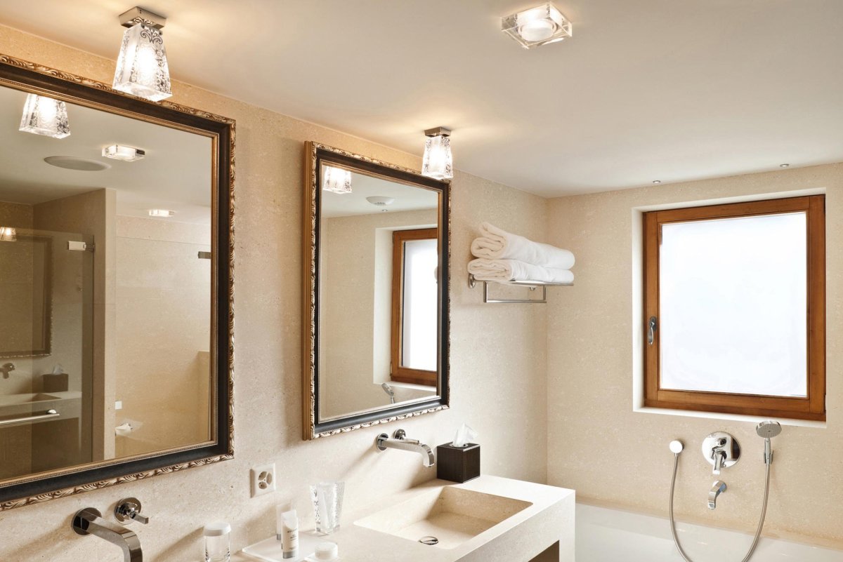 Зеркало в потолок в ванной