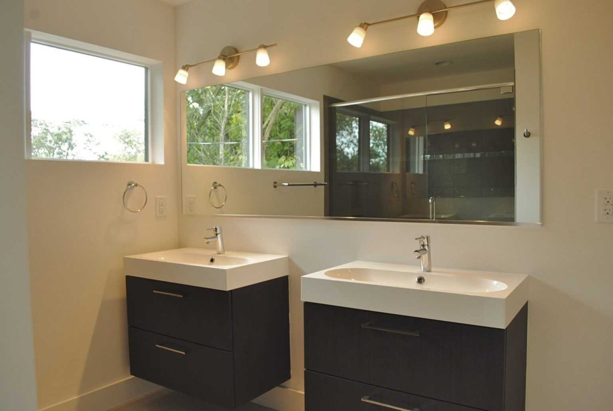 Светильник над раковиной в ванной