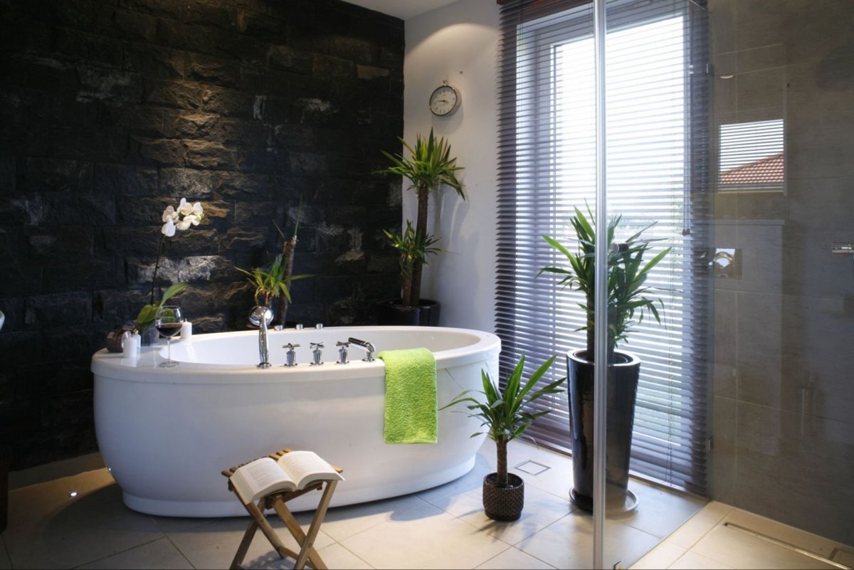 Интерьер ванны с растениями