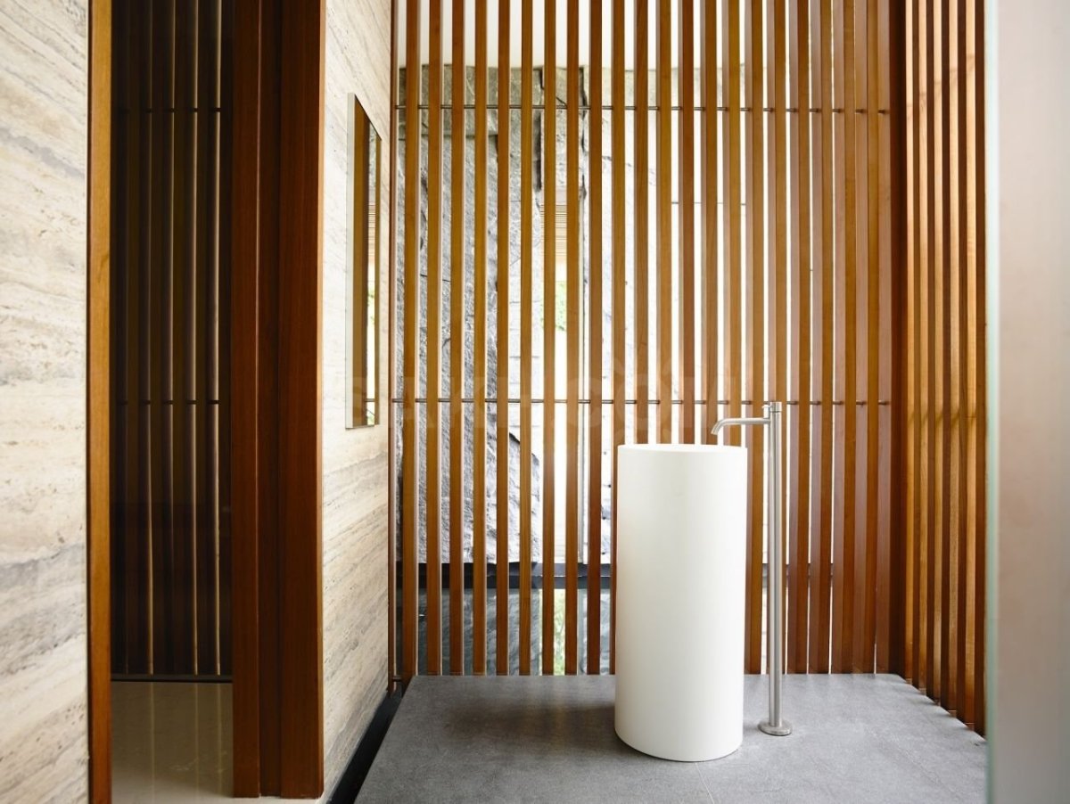 Ванная с деревянными рейками