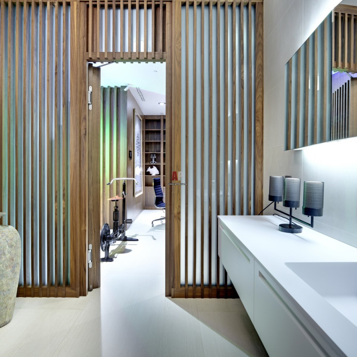 Деревянный реечный потолок в ванной