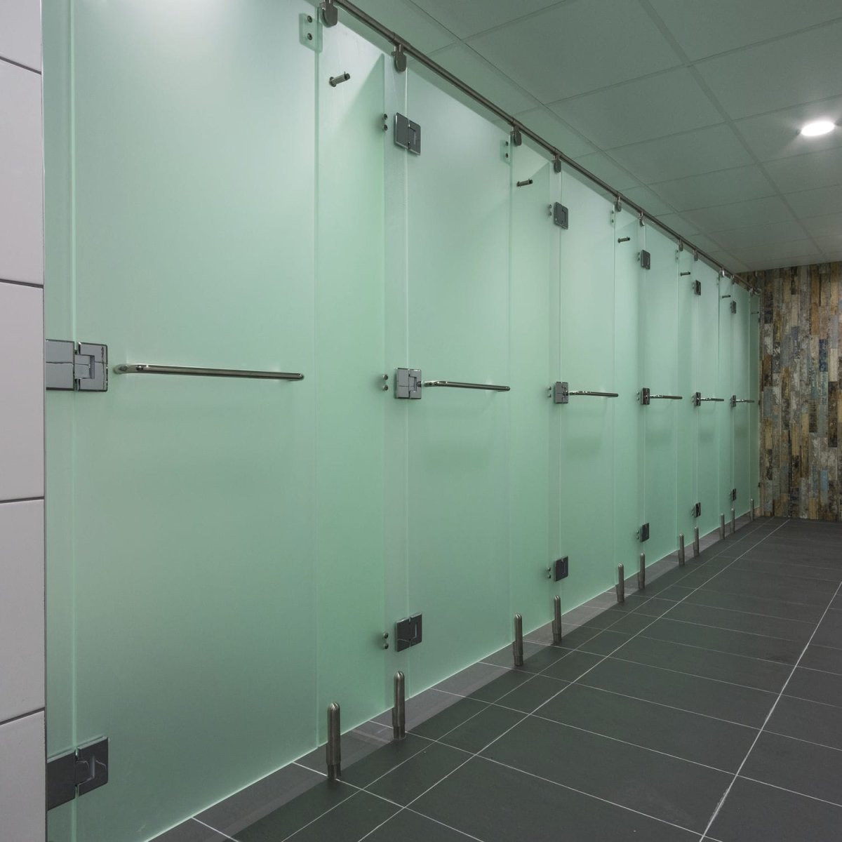 Стеклянные душевые в спортзале