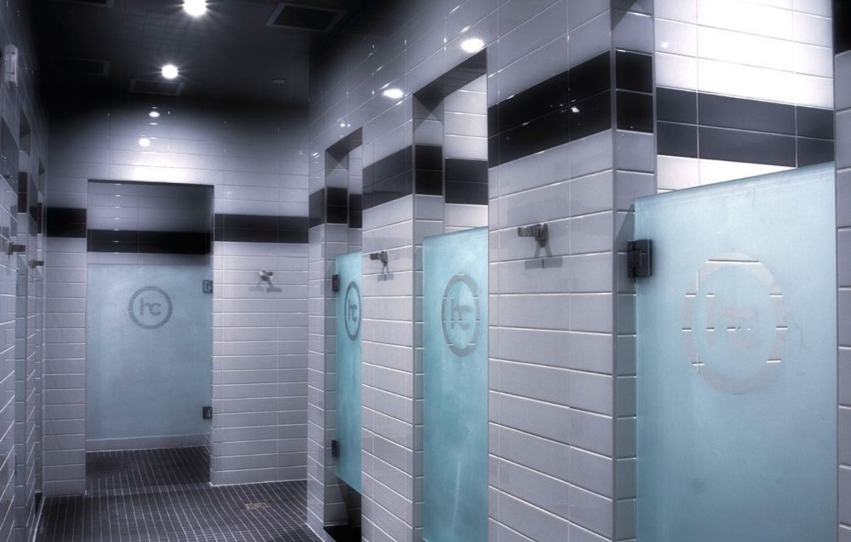 Душевые в бассейне