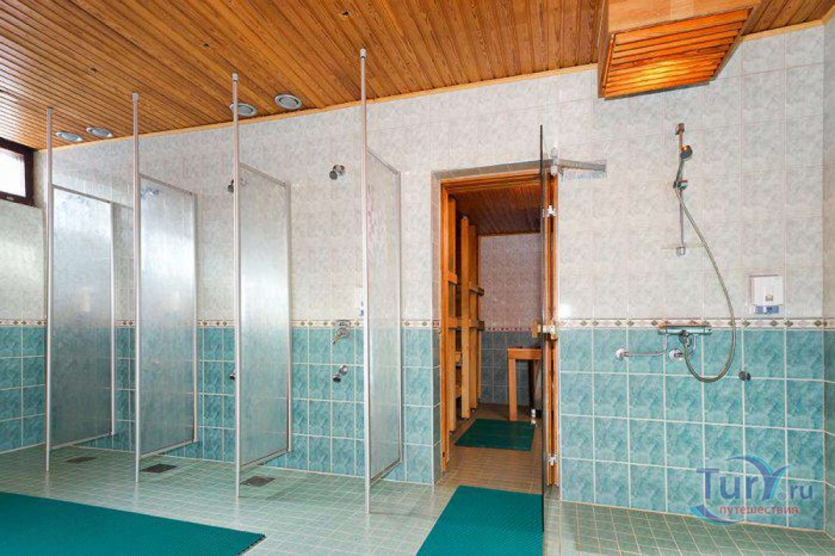Душевые кабинки в бассейне