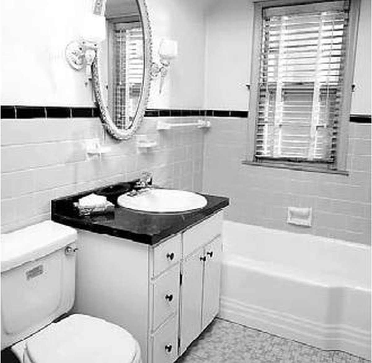 Черно белый совмещенный санузел