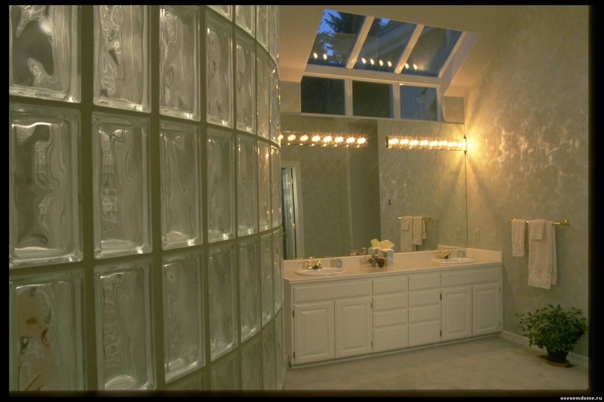 Окно из стеклоблоков в ванной