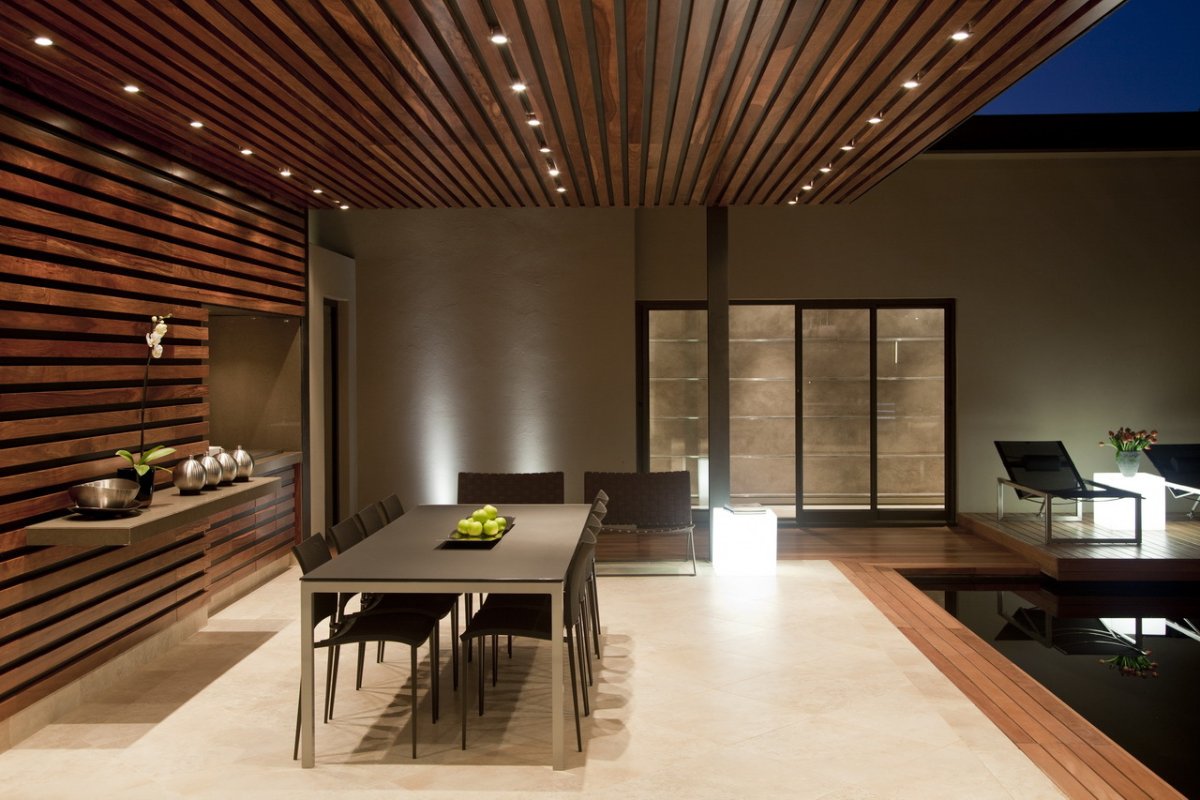 Деревянный потолок в ванной