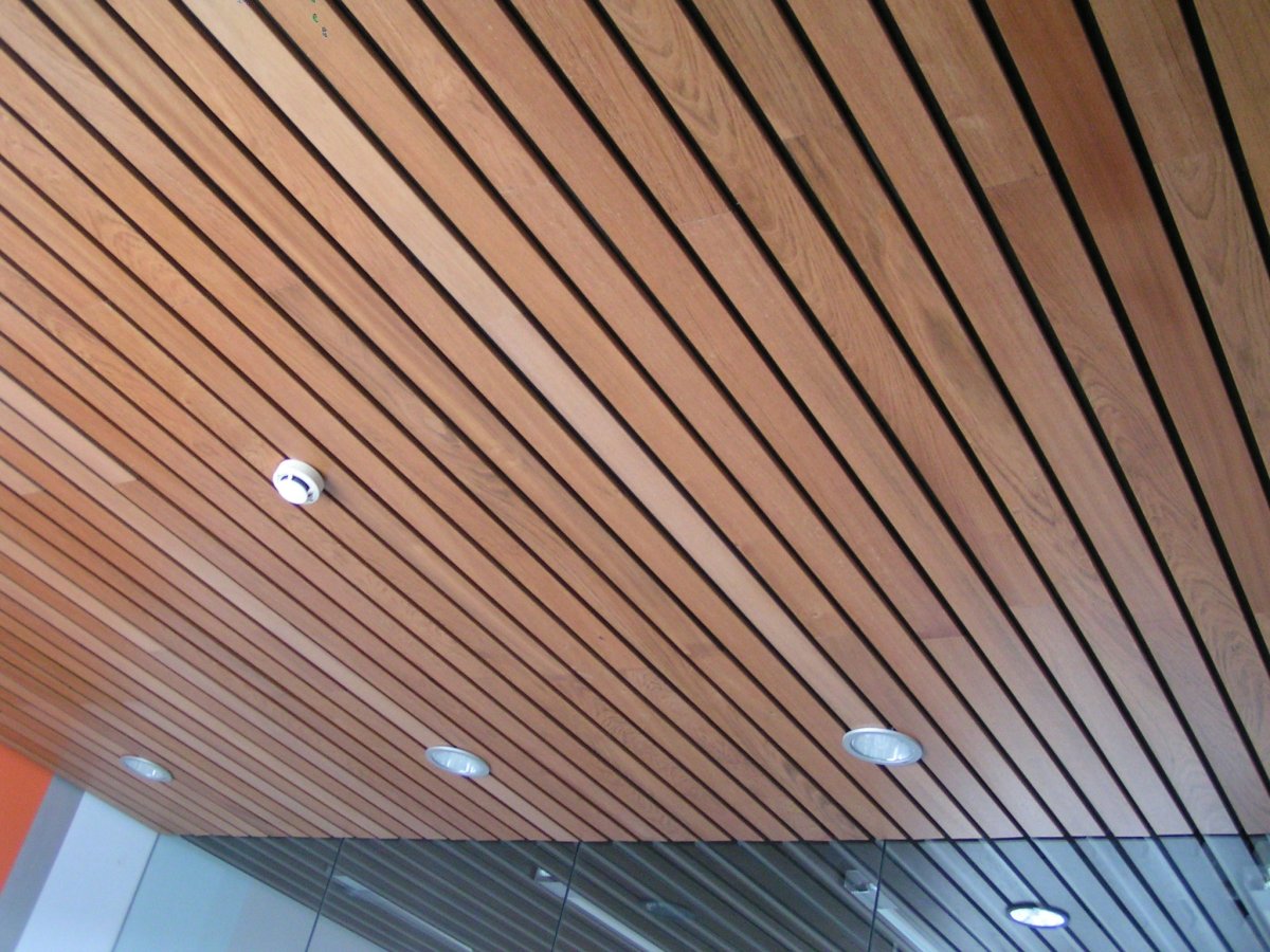 Потолок из деревянных реек в ванной