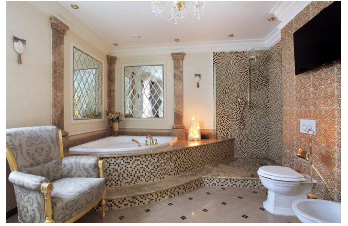 Большая ванная в классическом стиле