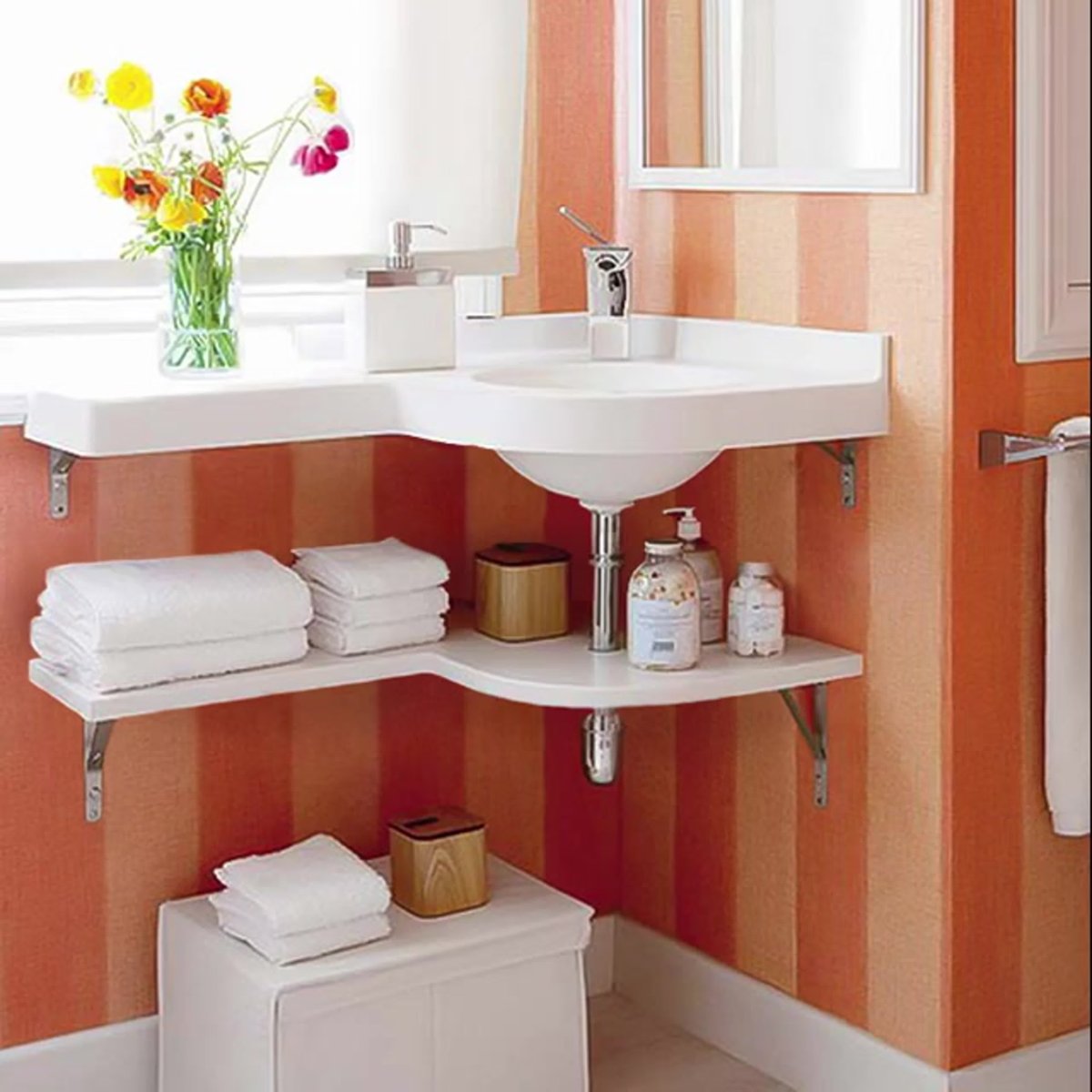 Декор в ванной на полочках