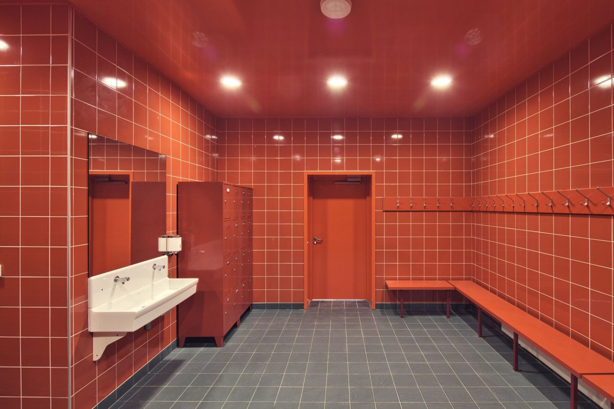 Современный туалет в школе