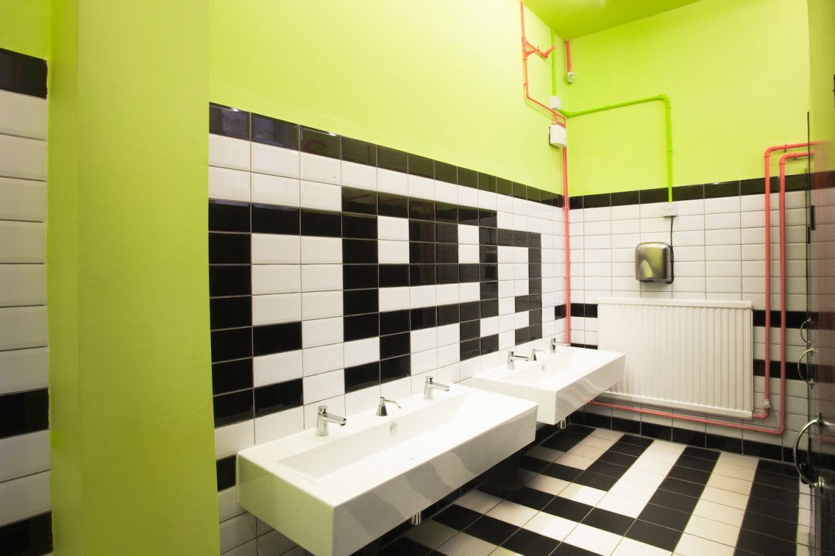 Дизайн туалета в школе