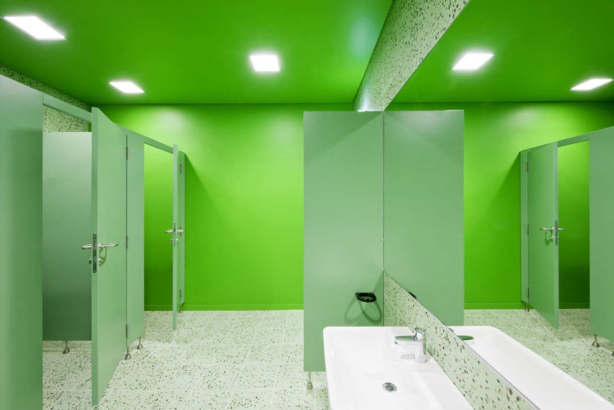 Интерьер санузла детского учреждения