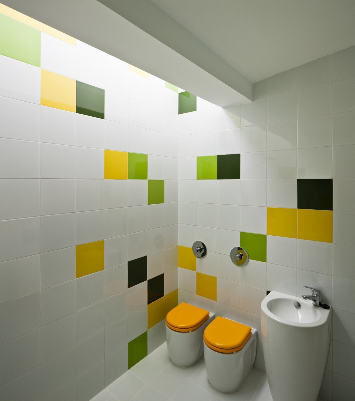 Раковина в школьном туалете