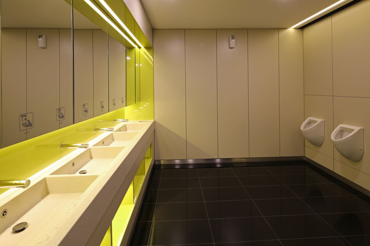 Красивый туалет в школе