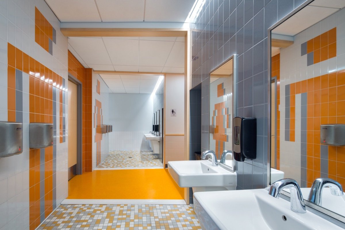 Туалетная комната в школе