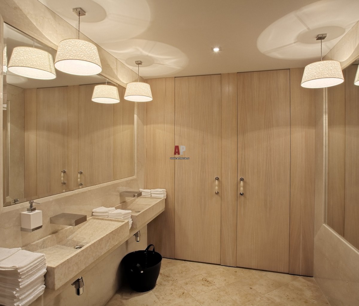 Интерьер туалета в школе