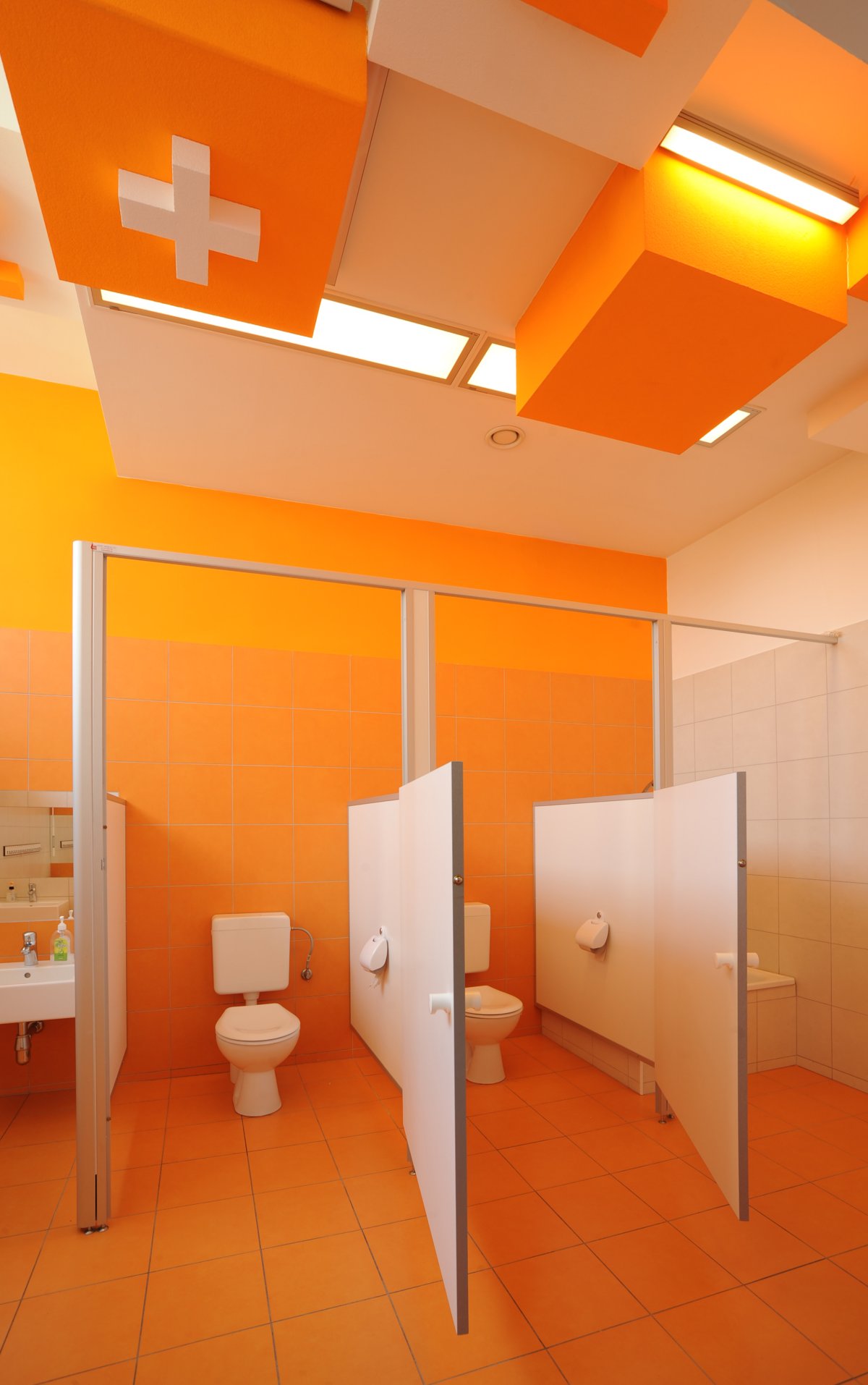 Окна в туалете в детском саду