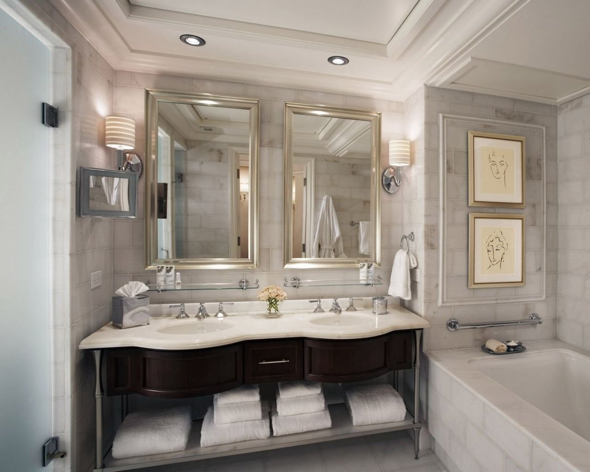 Ванная комната с двумя раковинами в классическом стиле