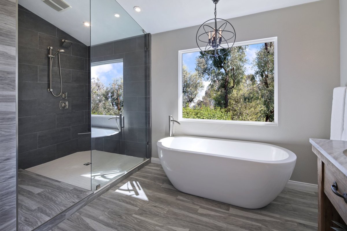 Серо белая ванная комната