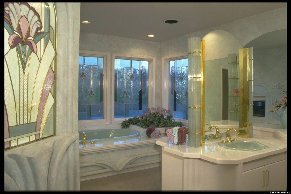 Витраж в ванной комнате