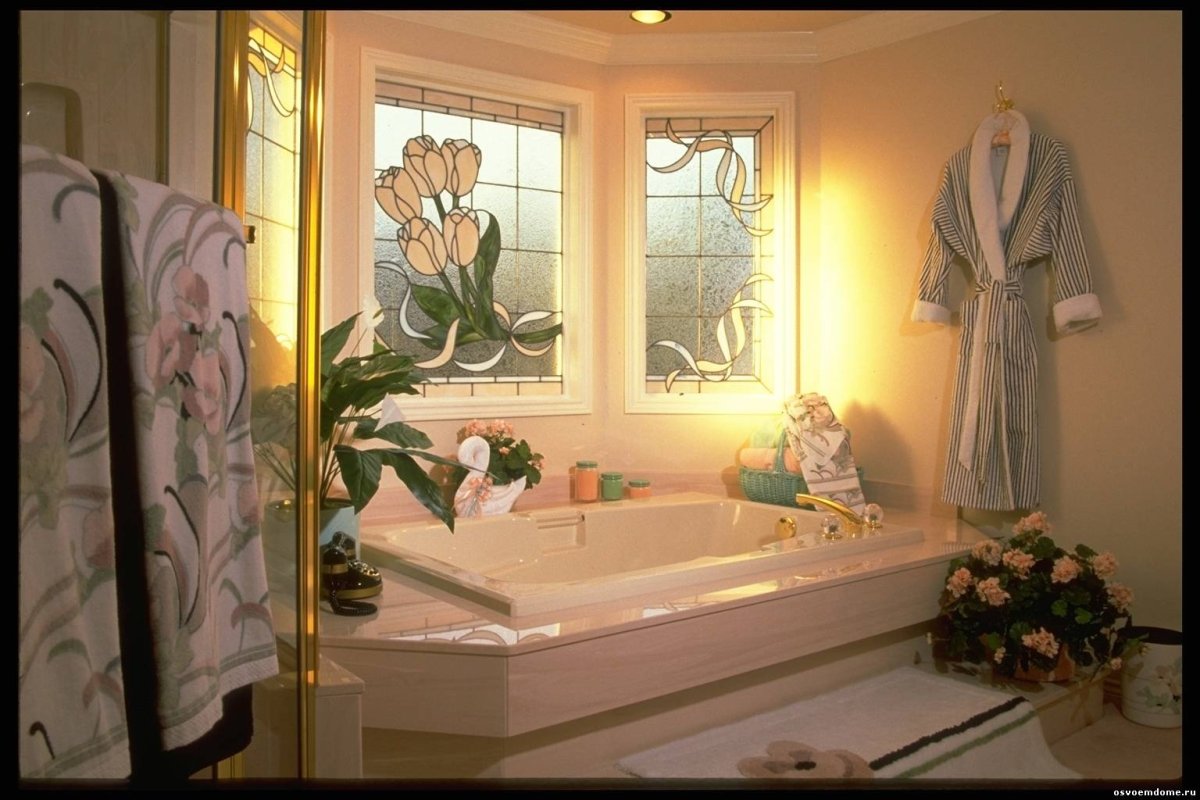 Ванная комната с витражным окном