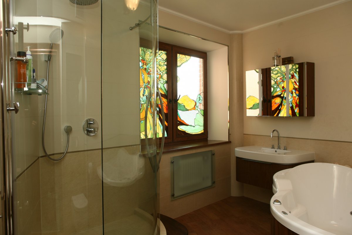 Разноцветный витраж в ванной