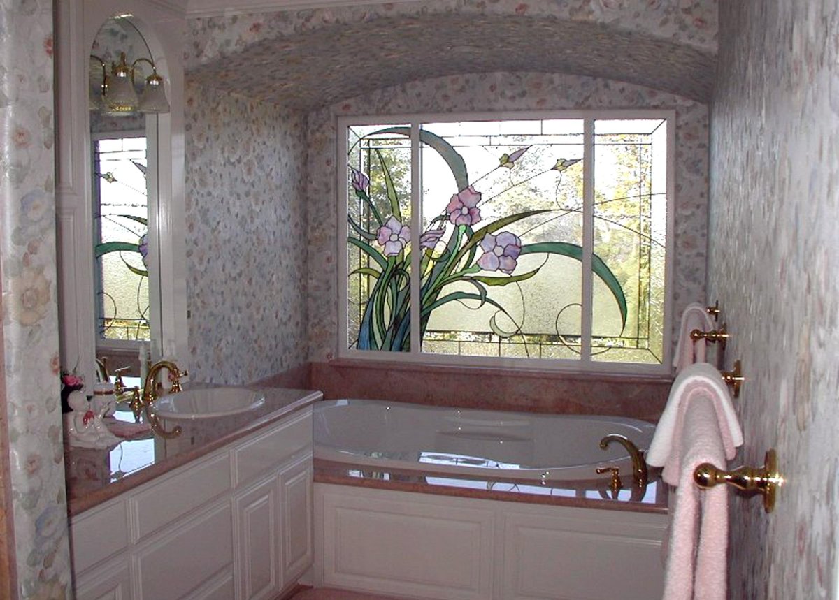 Витражное окно между ванной и кухней