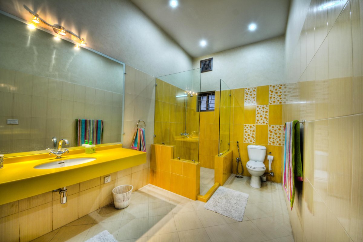 Дизайн ванной комнаты желтая