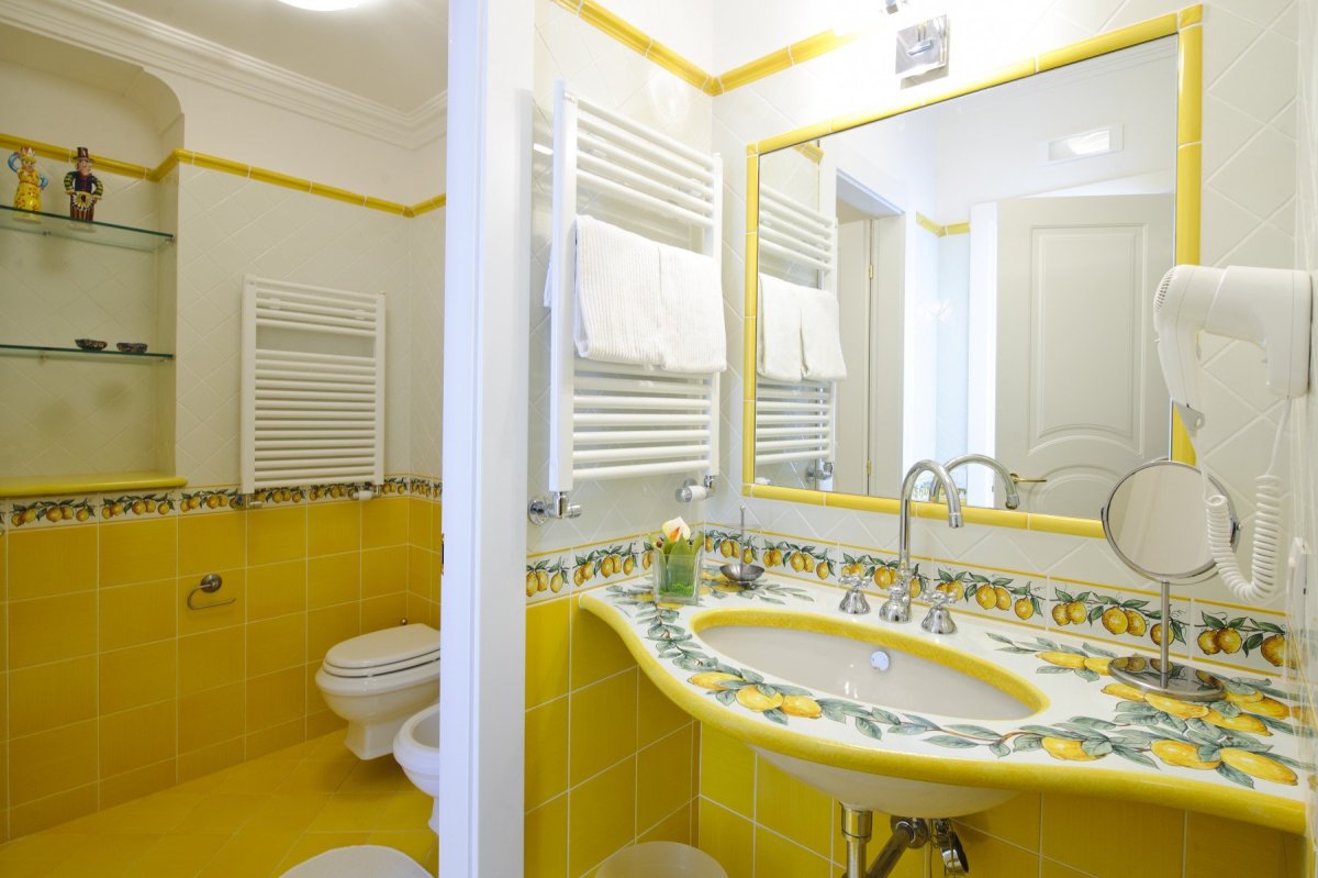 Ванная комната в желтых тонах