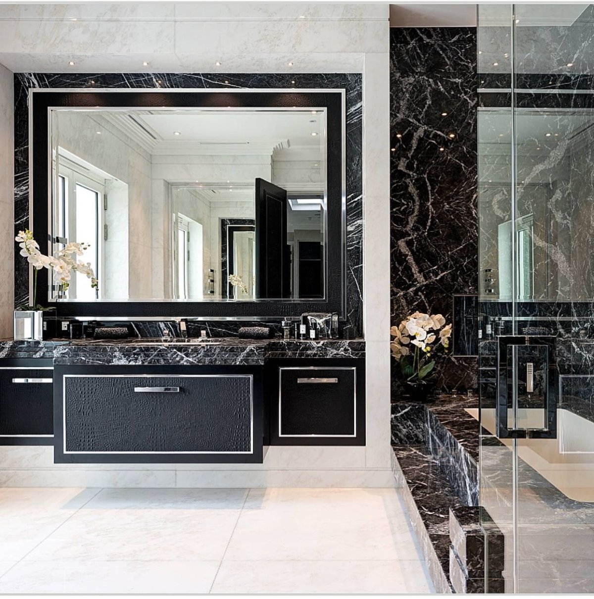 Санузел под мрамор с черным акцентом