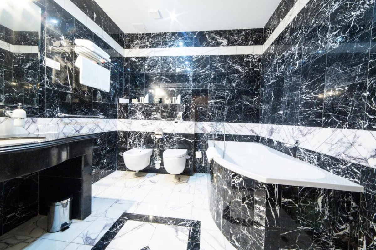 ванная комната черно белая дизайн мрамор