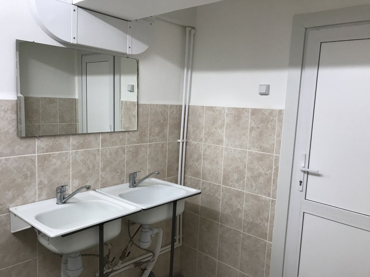 Душевая кабина в комнате общежития