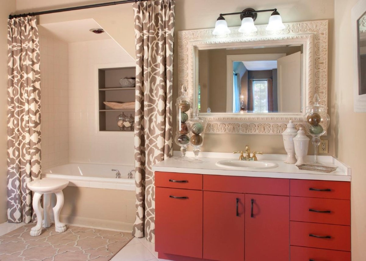 Ванная возле раковины