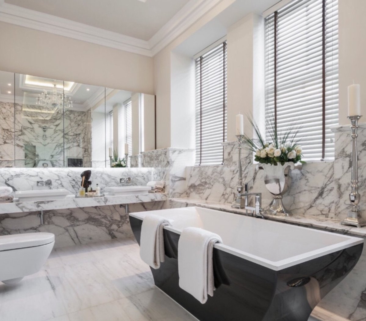 Огромная ванная комната