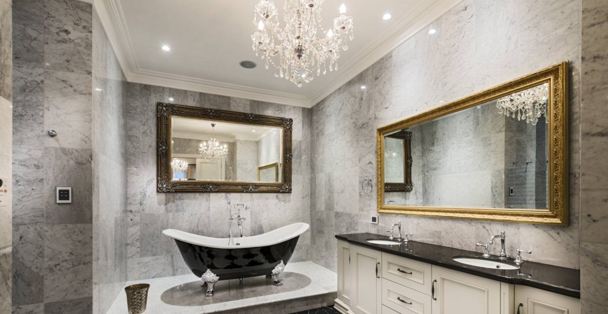 Мрамор Неро марквина в интерьере ванной